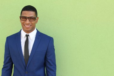 Mavi takım elbiseli yakışıklı genç işadamının yakın plan portresi.