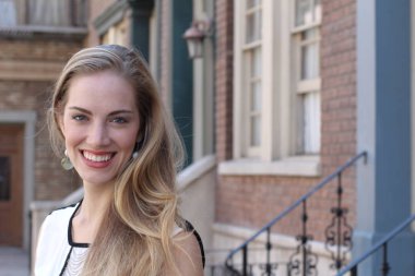 Sarı saçlı ve mavi gözleri, onun yirmili doğal olarak güzel bir kadın portresi doğal güneş ışığında dışarı vurdu