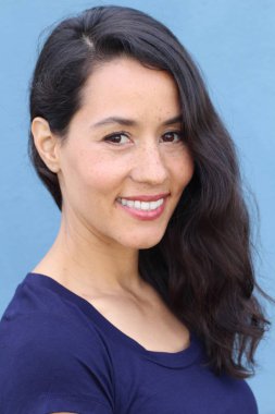 Kopya alanı ile gülümseyen genç bir İspanyol kadının portresi.