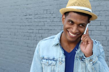 Yakışıklı, Afro-Amerikan bir adamın günlük kıyafetlerle sokakta telefonla konuşmasının yakın çekimi.