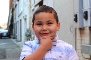 Açık havada, papyon takan şirin bir çocuğun portresi.