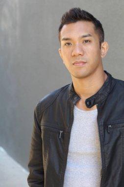 Deri ceketli, melez bir gencin yakın plan portresi.