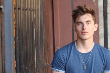 Fotokopi alanı olan çekici sarışın bir adamın portresi.