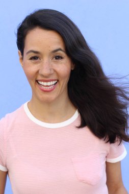 Kopya alanı ile gülümseyen genç bir İspanyol kadının portresi.