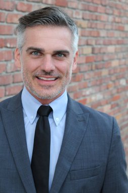 Yakışıklı, olgun iş adamının sokaktaki yakın çekimi.