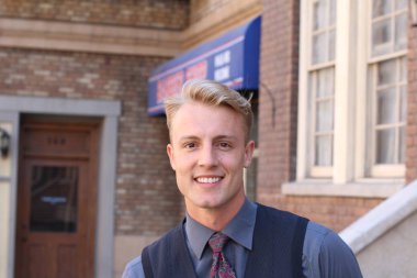 İngiliz centilmen güzellik konsepti. Dışarıda poz veren genç ve yakışıklı bir adamın portresi.