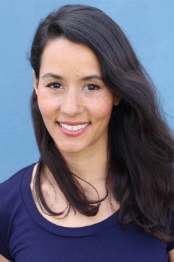 Kopya alanı ile gülümseyen genç bir İspanyol kadının portresi.