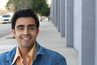 Sokaktaki yakışıklı melez adamın yakın plan portresi.