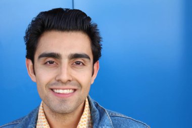 Sokaktaki yakışıklı melez adamın yakın plan portresi.