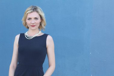 Şık, sarışın, sıradan saç stili ve akşam makyajlı bir kadının güzel portresi. İnci takan kadın