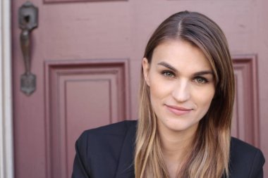 Gündüz vakti Sokakta Duran İş kadınının Portresi