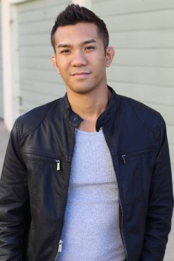 Deri ceketli, melez bir gencin yakın plan portresi.