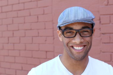 Yakışıklı, Afro-Amerikan bir adamın sokakta günlük kıyafetlerini çekerken yakın plan fotoğrafı.