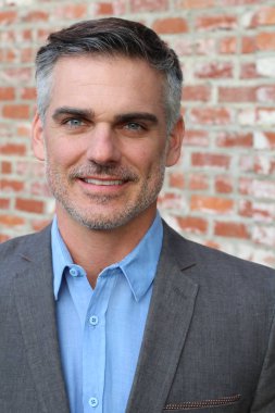 Yakışıklı, olgun iş adamının sokaktaki yakın çekimi.