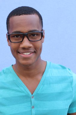 Yakışıklı, Afro-Amerikan, sıradan giyinmiş genç bir adamın yakın plan portresi.