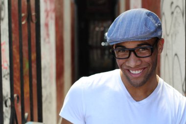 Yakışıklı, Afro-Amerikan bir adamın sokakta günlük kıyafetlerini çekerken yakın plan fotoğrafı.