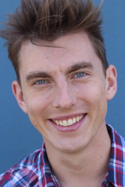 Kendine güveni tam, mavi gözlü, sarışın bir erkek.