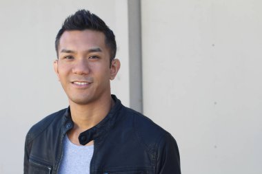 Caddedeki melez yakışıklı genç adamın yakın plan portresi.