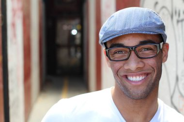 Yakışıklı, Afro-Amerikan bir adamın sokakta günlük kıyafetlerini çekerken yakın plan fotoğrafı.