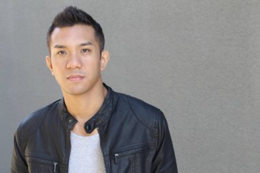 Deri ceketli, melez bir gencin yakın plan portresi.