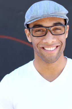 Yakışıklı, Afro-Amerikan bir adamın sokakta günlük kıyafetlerini çekerken yakın plan fotoğrafı.