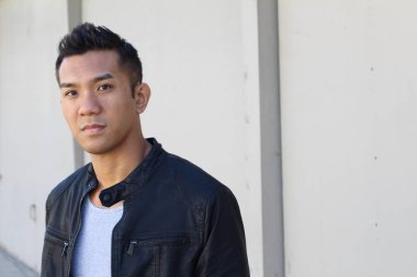 Caddedeki melez yakışıklı genç adamın yakın plan portresi.