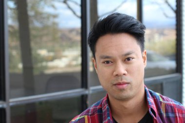 yakışıklı bir genç Asyalı adam portresi