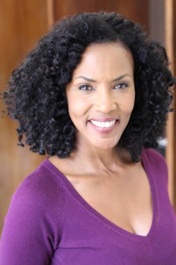 Eflatun ceket giyen muhteşem son sınıf Afrikalı Amerikalı kadın. 