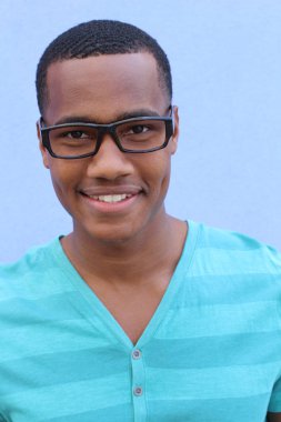 Yakışıklı, Afro-Amerikan, sıradan giyinmiş genç bir adamın yakın plan portresi.