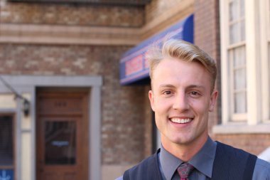 İngiliz centilmen güzellik konsepti. Dışarıda poz veren genç ve yakışıklı bir adamın portresi.