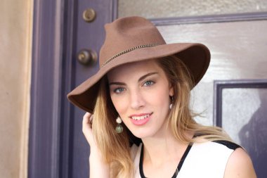 Eski güzel sarışın, şapkalı zarif kadının portresi. 