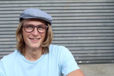 Sokakta uzun saçlı yakışıklı ve şık bir adamın yakın plan portresi.