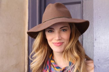 Eski güzel sarışın, şapkalı zarif kadının portresi. 