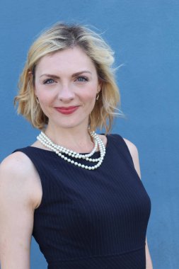 Şık, sarışın, sıradan saç stili ve akşam makyajlı bir kadının güzel portresi. İnci takan kadın