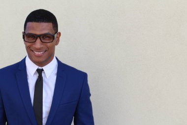 Mavi takım elbiseli yakışıklı genç işadamının yakın plan portresi.