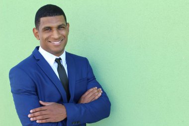 Mavi takım elbiseli yakışıklı genç işadamının yakın plan portresi.