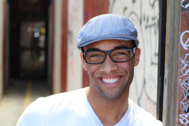 Yakışıklı, Afro-Amerikan bir adamın sokakta günlük kıyafetlerini çekerken yakın plan fotoğrafı.