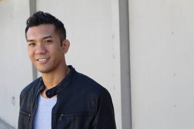 Deri ceketli, melez bir gencin yakın plan portresi.