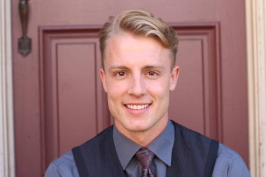 İngiliz centilmen güzellik konsepti. Dışarıda poz veren genç ve yakışıklı bir adamın portresi.