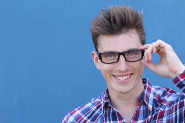 Kendine güveni tam, mavi gözlü, sarışın bir erkek.