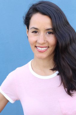 Kopya alanı ile gülümseyen genç bir İspanyol kadının portresi.