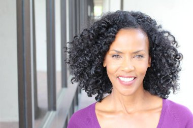 Eflatun ceket giyen muhteşem son sınıf Afrikalı Amerikalı kadın. 