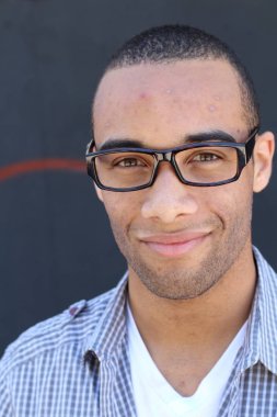 Yakışıklı, Afro-Amerikan bir adamın sokakta günlük kıyafetlerini çekerken yakın plan fotoğrafı.