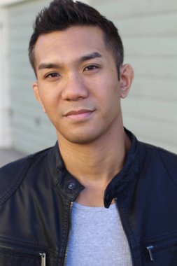 Deri ceketli, melez bir gencin yakın plan portresi.