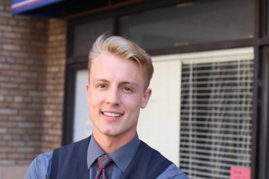 İngiliz centilmen güzellik konsepti. Dışarıda poz veren genç ve yakışıklı bir adamın portresi.