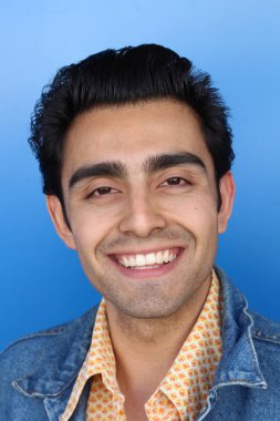 Sokaktaki yakışıklı melez adamın yakın plan portresi.