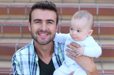 Merdivenlerde oturan melez aile yakınlaşması. Baba ve yeni doğan bebeğin portresi 