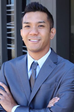 Melez ırkın gri takım elbiseli yakışıklı genç işadamının yakın plan portresi.