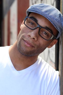 Yakışıklı, Afro-Amerikan bir adamın sokakta günlük kıyafetlerini çekerken yakın plan fotoğrafı.