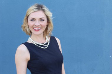 Şık, sarışın, sıradan saç stili ve akşam makyajlı bir kadının güzel portresi. İnci takan kadın